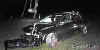 Steinen SZ: PW kollidiert mit Strommasten - Nau.ch