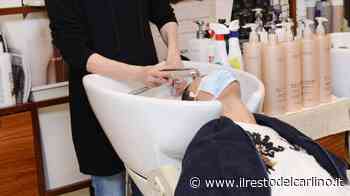 Modena, parrucchiere chiuso per assembramento: stop di 5 giorni e multa di 900 euro - il Resto del Carlino