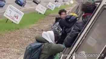 Video choc: ragazzini aggrappati al treno in corsa tra Modena e Reggio Emilia - il Resto del Carlino