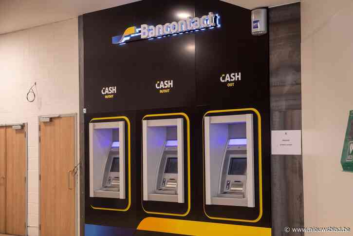 Zele krijgt eerste merkneutrale bankautomaat van de regio: “Een opluchting, want het wordt moeilijker en moeilijker om geld uit de muur te halen”