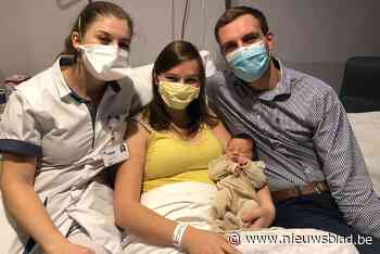 Van samen rond de feesttafel naar de bevallingstafel: Anse (23) helpt vriendin Marie (25) om nieuwjaarskindje op de wereld te zetten