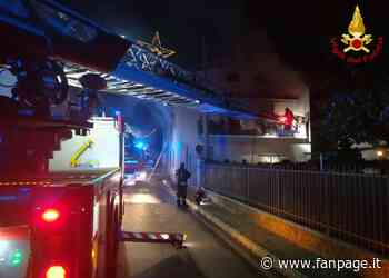 Incendio in un palazzo a Venegono Superiore: i vigili del fuoco salvano sette persone - Fanpage.it