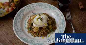 Rachel Roddy’s recipe for lentils, roast grapes and goat’s cheese - The Guardian