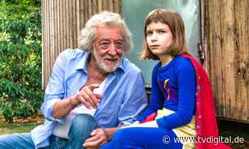 Dieter Hallervorden mit grauer Löwenmähne und Supergirl an der Seite - TV Digital