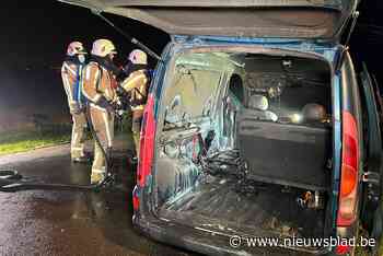 Auto vliegt in brand in Bilzen (Bilzen) - Het Nieuwsblad