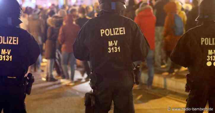 Tausende bei Corona-Protesten – teils Ausschreitungen