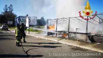 Incendio a Crotone: distrutta una bancarella di fuochi pirotecnici - Gazzetta del Sud - Edizione Catanzaro, Crotone, Vibo