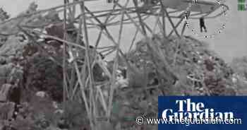 Passengers rescued from mountaintop cable cars in New Mexico – video