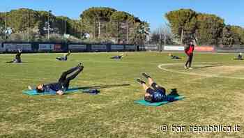 Covid, quattro calciatori del Bari risultano positivi al test: "Sono asintomatici e in quarantena" - La Repubblica