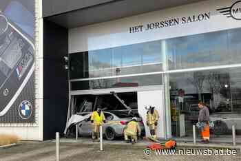 Wagen rijdt in showroom BMW na ongeval (Aartselaar) - Het Nieuwsblad