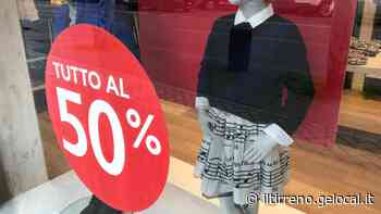 "I saldi partono troppo presto", l'allarme della Confesercenti - Il Tirreno