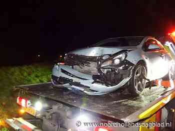 Auto rijdt tegen boom langs Waterlandse Zeedijk in Monnickendam, bestuurder gewond - Noordhollands Dagblad