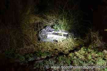 Auto botst tegen boom en duikelt in greppel in Wijdewormer, twee gewonden - Noordhollands Dagblad