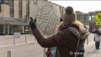 Protesters gather in downtown Rochester to demand medical freedom from Mayo Clinic's vaccine mandate - KTTC