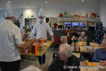 Rusthuisbewoners snijden reuzengrote taart aan voor Driekoningen