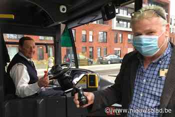Lummenaar schenkt buschauffeurs die motor afzetten aan woonzorgcentrum pralines en cadeautjes