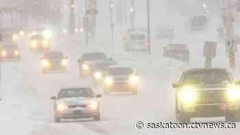 Road crews battle drifts, wind after heavy snow in Saskatoon