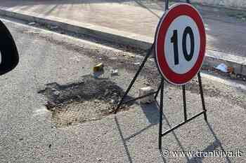 Cartello stradale davanti a tombino sprofondato: per quanto tempo ancora rimarrà in quella posizione? - TraniViva