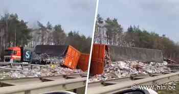 E314 gedeeltelijk versperd door gekantelde vrachtwagen: snelweg vol papierafval. Vermijd omgeving - Het Laatste Nieuws