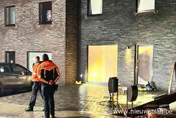 Dolgedraaide man rijdt rakelings langs agenten bij levensgevaarlijke achtervolging en boort zich in woning van ex