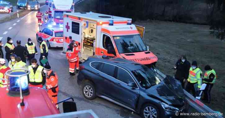 Autofahrer nimmt Rettungswagen Vorfahrt: sieben Verletzte