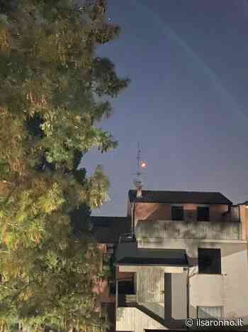 Luce rossa nel cielo di Saronno: non un Ufo ma una lanterna volante - ilSaronno