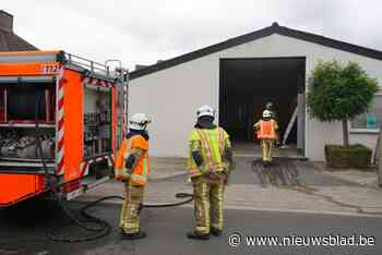 Werfradio vat vuur in werkplaats van renovatiebedrijf: brandweer rukt massaal uit - nieuwsblad.be