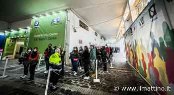 Vaccini Covid a Napoli, file dall'alba per la terza dose alla Mostra d'Oltremare - Il Mattino