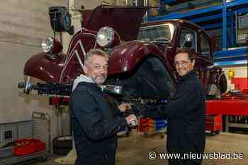 Topdokter Koen (59) en zijn zoon baten paradijs voor oldtimers uit: “Zijn allebei pietjes-precies”