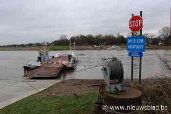Plots staat de Maas hoog: veerpont Meeswijk uit veiligheid uit de vaart genomen