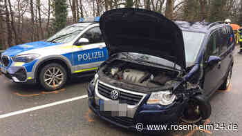 Auto kracht in „Serpentinen“ in Wasserburg in Polizeifahrzeug