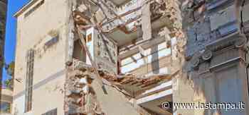 Crolla un’ala del cimitero di Poggioreale: 200 loculi danneggiati, cadaveri fuoriusciti dalle bare - La Stampa