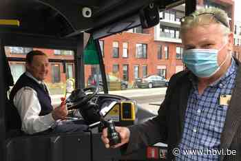 Lummenaar schenkt buschauffeurs die motor afzetten aan woonzorgcentrum pralines en cadeautjes - Het Belang van Limburg