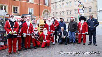 Befane a Babbi Natale arrivano a Modena sulle auto d'epoca del Club dei Motori - ModenaToday