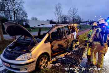 Auto gaat volledig in vlammen op: grote hinder op N16 en A12
