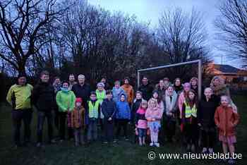 Stad wil rijkswachtkazerne en aangrenzende groenzone verkopen, maar wijkbewoners zijn ongerust: “Waar moeten de kinderen dan ravotten?”