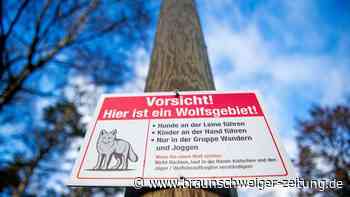 Unbekannte hängen Wolf-Warnschilder im Emsland auf