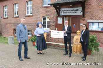 Sparkasse Spree-Neiße unterstützt Heimatmuseum Dissen mit Spende - NIEDERLAUSITZ aktuell