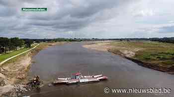 Veerpont in Meeswijk op de Maas uit de vaart gehaald door het stijgende water