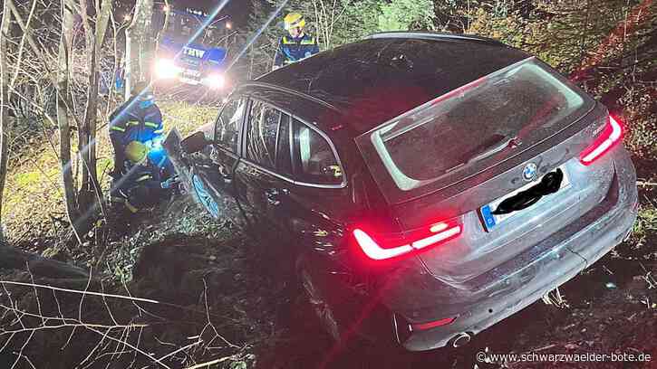 Schwerer Unfall mitten im Wald - Auto kippt bei Schramberg vom Wanderweg den Abhang hinunter - Fahrer auf der Flucht - Schwarzwälder Bote