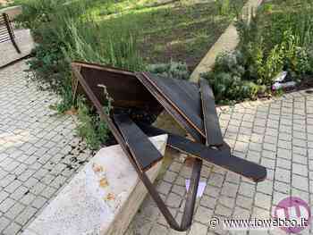 SORA - RIONE NAPOLI, GIA' DETERIORATI GLI ARREDI DELLA PIAZZA - ioWebbo