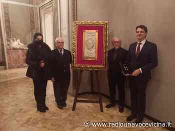 Catania, Una scultura in pietra bianca nel Foyer del Teatro, dono del M° Domenico Battaglia - Radio Una Voce Vicina - - Radio Una Voce Vicina