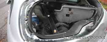 Monza: in via Nievo abbandonata auto incidentata, senza targa e senza vetro posteriore - Il Cittadino di Monza e Brianza