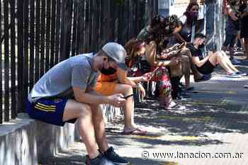 Covid-19: largas colas para testearse en la ciudad de Buenos Aires ante el repunte de contagios - LA NACION