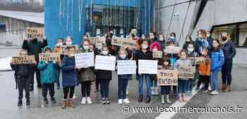 [Vidéo] Lillebonne. Des enfants de l'école Carnot et leurs parents manifestent devant la mairie - Le Courrier Cauchois