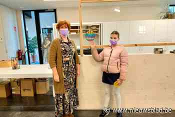 Yanissa overhandigt decoratie aan burgemeester