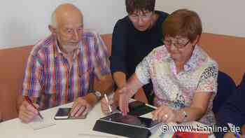 Fit für Online: Digital-Botschafter helfen beim Umgang mit PC und Handy