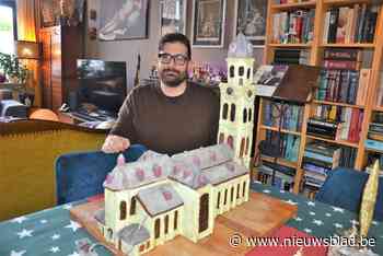 Tino (41) bouwt kerk van Lokeren na in… peperkoek: “Drie dagen aan bezig geweest”