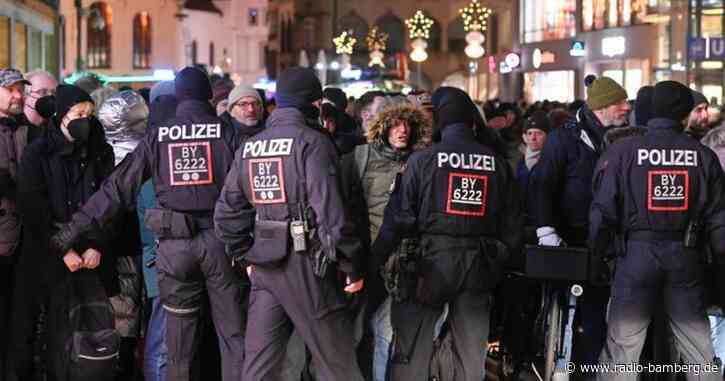 Mehrere Demonstranten mit Messern bei Corona-Protesten