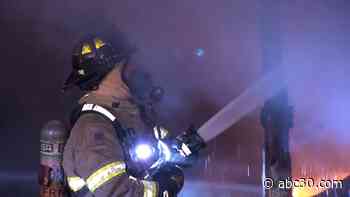 Crews battle dangerous fire in central Fresno apartment complex; 5 cars, carport burned down